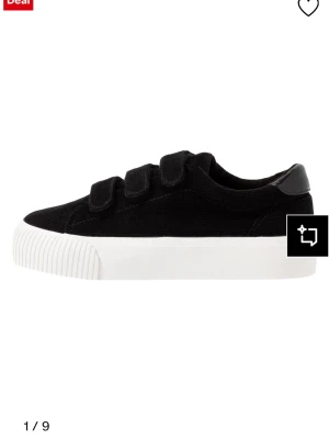 Svarta sneakers med kardborreband - Skitsnygga svarta skor helt nya från Even&Odd. Säljer eftersom jag råka köpa två par. Dem är helt oöppnade från förpackning därav priset. 