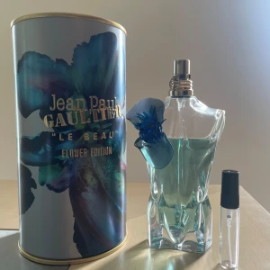 Jean Paul Gaultier le beau Flower edition  - Unik parfym om man vill sticka ut till sommaren. Doften har ozoniska, citrus och akvatiska noter, med inslag av trä, mysk och gröna toner. En ovanlig mix av mjukhet och maskulinitet, perfekt för vår/sommar. Sprayflaskan rengörs noggrant och skickas tryggt och välförpackat. Lyxdoft i mindre format. Signature scents ger dig priserna: [3ml för 43] [5ml för 70] [10ml för 130] nypris: 1570kr