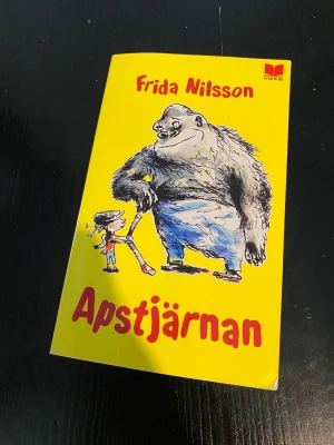 Apstjärnan - En varm och humoristisk bok om Jonna som blir adopterad av en gorilla. Med färgstarka illustrationer och ett unikt perspektiv bjuder boken på oväntade vändningar och mycket hjärta. Perfekt för unga som gillar berättelser med både allvar och skratt.