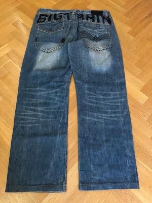 2000‘s Big Train Japanese Baggy Jeans - Autentiska Osaka big train jeans. Högkvalitativ med många detaljer