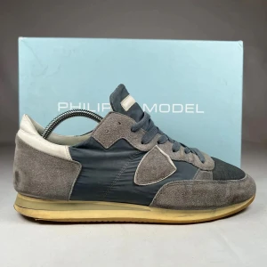Philippe Model sneakers  - .Säljer ett par philipe modell som verkligen har älskats ❤️ Skorna har tydliga tecken på användning, men är fortfarande fullt användbara och perfekta för dig som vill ha äkta philipe modell-stil utan att betala fullpris 💸🔥  👟 Detaljer: 	•	Original phillips modell 	•	Trendig och tidlös design 	•	Slitage finns (se sulor och yttre material), vilket återspeglas i priset 	•	Perfekta för vardagsbruk eller som statement-sneakers 😎  🌟 Ett grymt val för dig som uppskattar lyx med karaktär! Hör av dig vid 