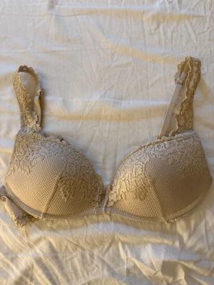 Intimissimi bh - Jag säljer denna otroligt fina bhn! Modellen heter ”Super push up - bh Gioia Pretty Flowers”. Den är i strl 75C, färgen heter ”Nude - Avorio Crema”. Den är inte använd mycket och är i fint skick, inga defekter.  Hör av dig om du har någon fråga!💗