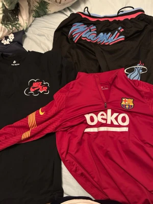 Fina kläder  - Säljer en Miami heat short storlek M. Säljer Barcelona dri fit hoddie storlek M. Och en Nike t shirt storlek M. Buda på