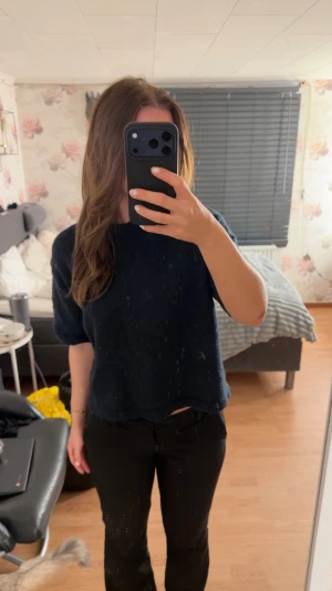 Mörkblå stickad tröja med kort ärm - Mysig mörkblå stickad tröja med korta ärmar och rund hals. Tröjan har en loose passform och ribbade kanter vid ärmslut och nederkant. Perfekt för lager-på-lager och passar till både jeans och kostymbyxor.