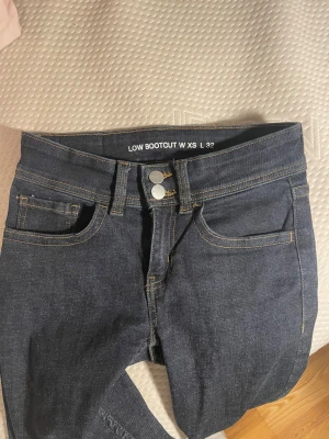 Mörkblå bootcut jeans XS L32 - Snygga mörkblå jeans från Bikbok med låg midja och bootcut-ben. Dom är nästan aldrig använda eftersom dom e lite för korta på mig (är 168) så skulle passa på nån som är lite kortare, original pris är 500💓