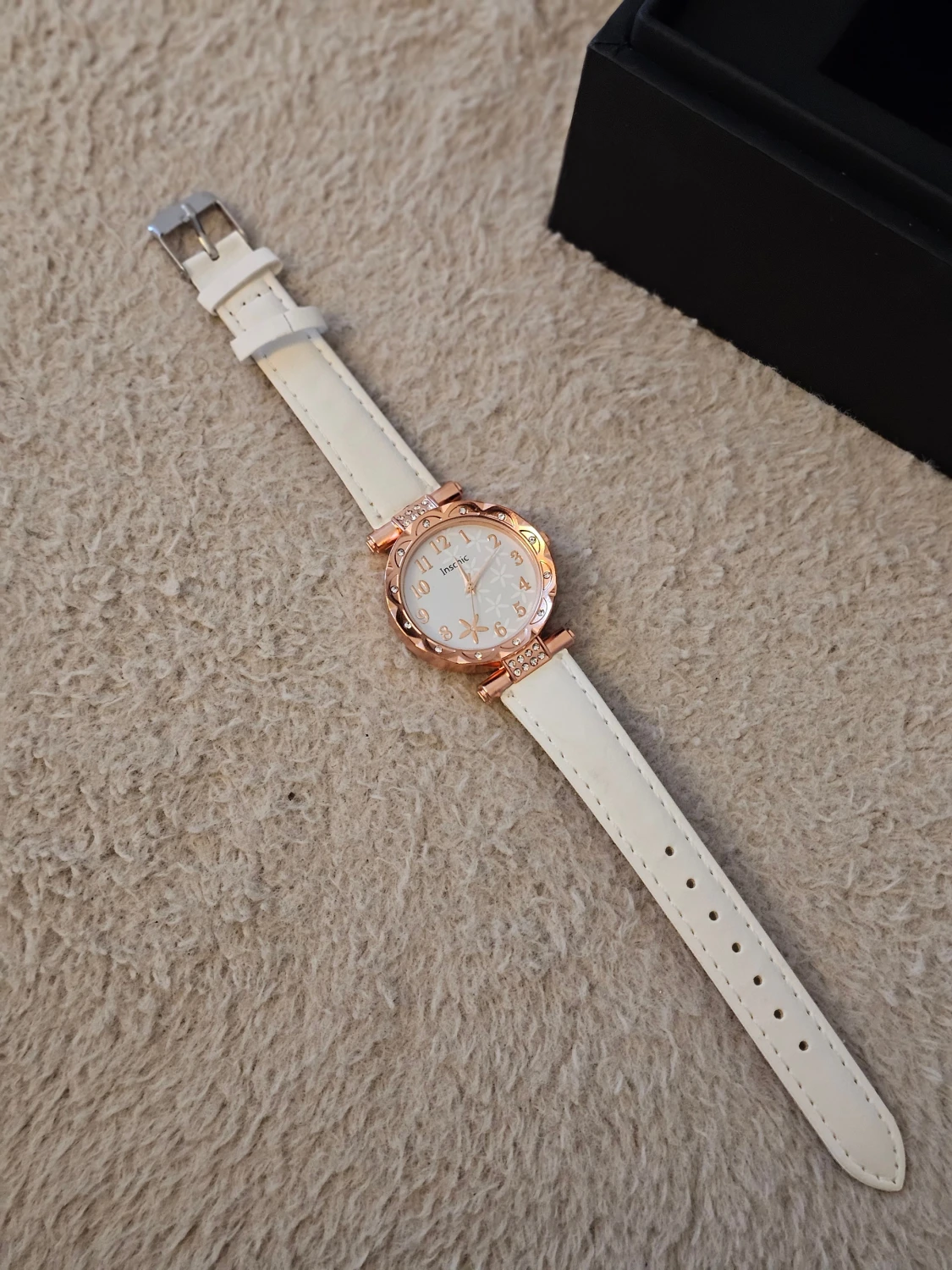 Vit klocka med roséguld och blommor - 2