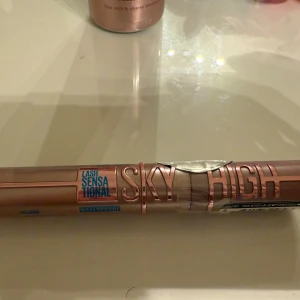 Maybelline Sky High Mascara Waterproof - Oöppnad Maybelline Lash Sensational Sky High Mascara i färgen svart, med roséguldfärgat hölje och blå detaljer. Waterproof-formula som ger längd och volym till fransarna. Snygg och modern design, perfekt för att få riktigt långa och fylliga fransar.