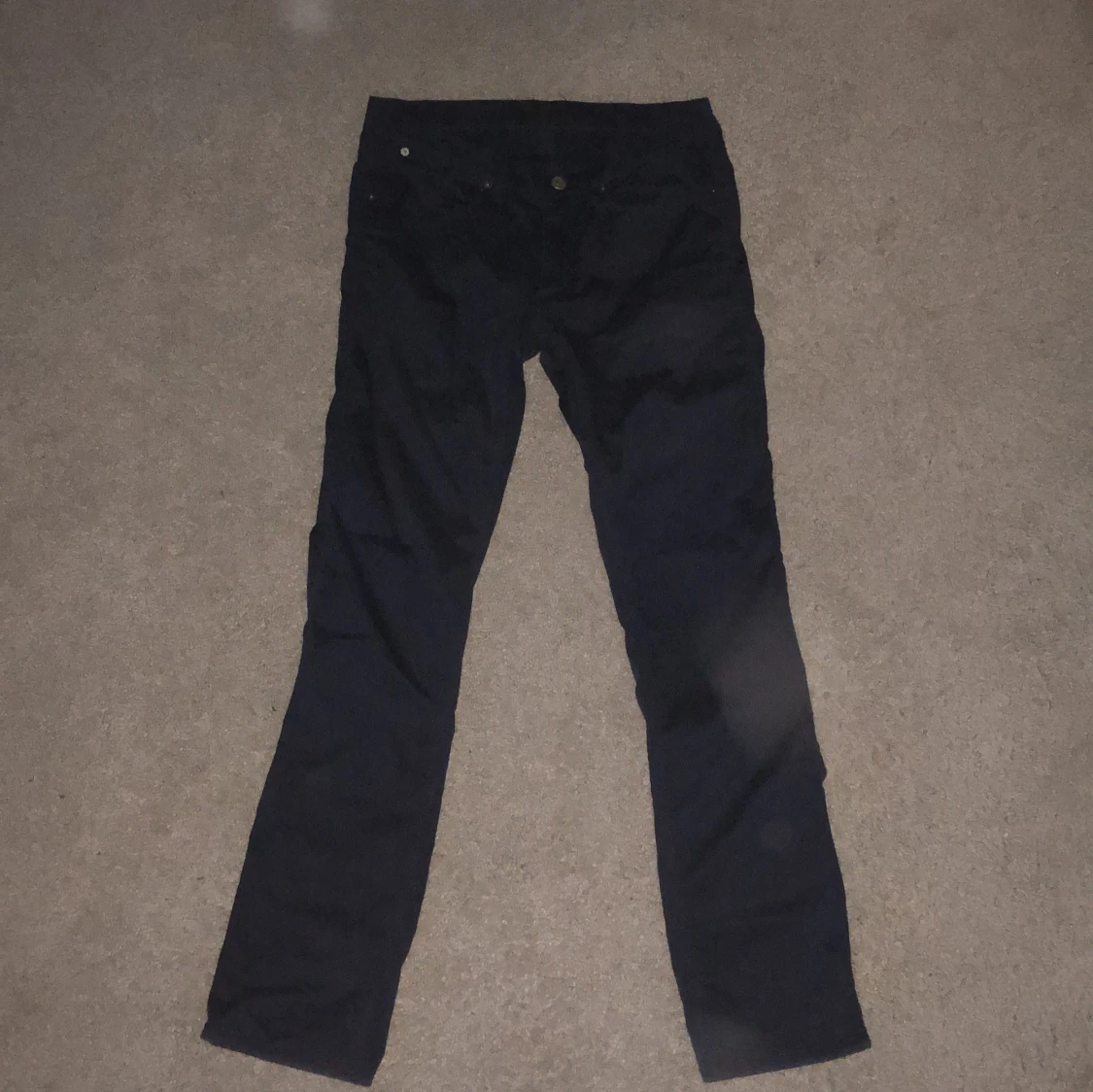 Mörkblå raka chinos 