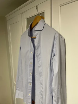 Tiger of Sweden skjorta  - Hej, säljer min Tiger of Sweden skjorta, style (FARRELL 5), storlek 38 Slim, använd endast på studenten. Väldigt bra skick! Nypris: 1299kr. Skriv gärna vid frågor eller funderingar🙌🙌 