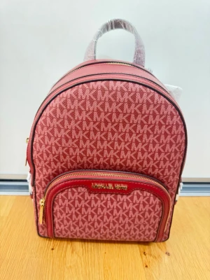 Michael Kors Jaycee backpack väska signatur logo medium ryggsäck - Helt ny ryggsäck Alla papper fyllning kvar. Prislapp där står 5500kr  Kompakt storlek som mäter ungefär 30 H x 25 L x 13 D cm Färgen är cherry Perfekt julklapp