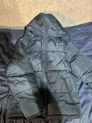 Blå jacka - Blå jacka köpt för 900kr, säljes för 200kr. Ej använd mycket. Perfekt nu till vintern