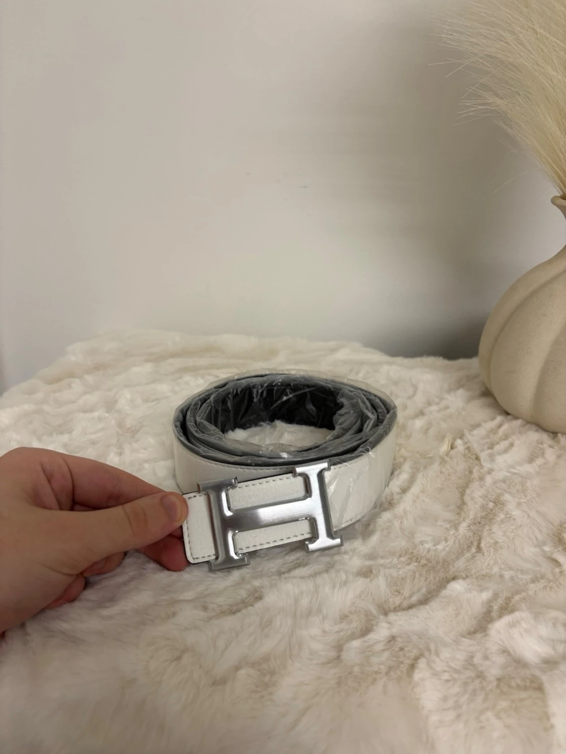 Vit skärp med silverspänne H