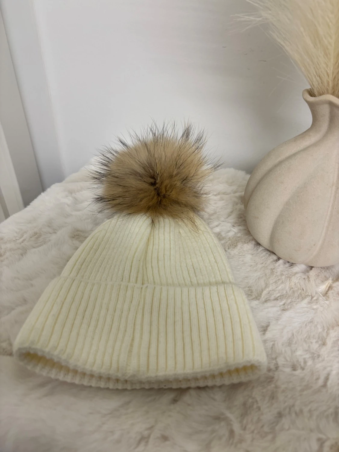 Vit  mössa med pälsboll - 2