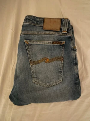 Nudie Jeans  - Säljer dessa snygga Nudie jeansen!               Storlek W32/L32 | Skick 7/10 | Modell~ Skinny Lin