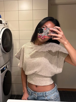 Beige croppad topp  - Super söt beige topp från Missguided. Helt oanvänd. Skriv om ni har frågor!!💕