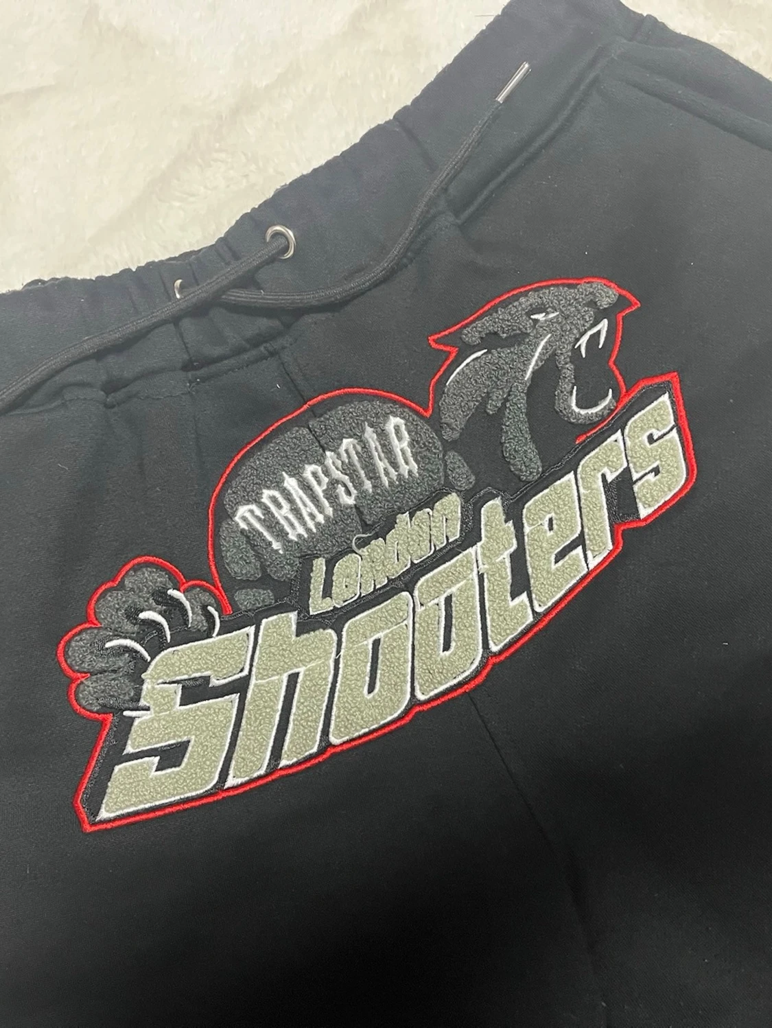 Svarta Trapstar shooters mjukisbyxor med röd söm - 1