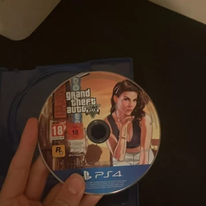 Grand Theft Auto V PS4 - Grand Theft Auto V till PlayStation 4. Skivan ser ut att vara i gott skick utan synliga repor. Ett populärt actionspel med öppen värld och många timmar av underhållning. Passar för dig som gillar äventyr och frihet i spel.