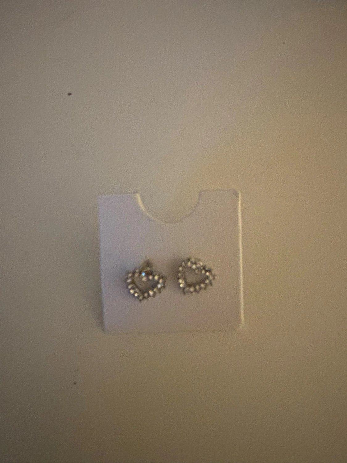 Silvriga hjärtformade örhängen