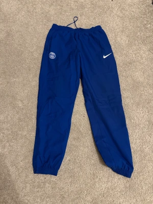 Blåa Nike byxor Jordan PSG - Säljer dessa byxor. Blåa Nike Jordan PSG. Sköna att ha på sig, knappt använda. 