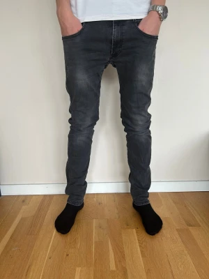 Replay anbass strl32 - Schyssta replay anbass jeans! De har strl 31 och sitter riktigt schysst. Modellen är 184cm och de sitter perfekt på benen. Skick:9/10 Inga tecken på andvändning! Pris 549kr och nypris ca1600kr så passa på🤩