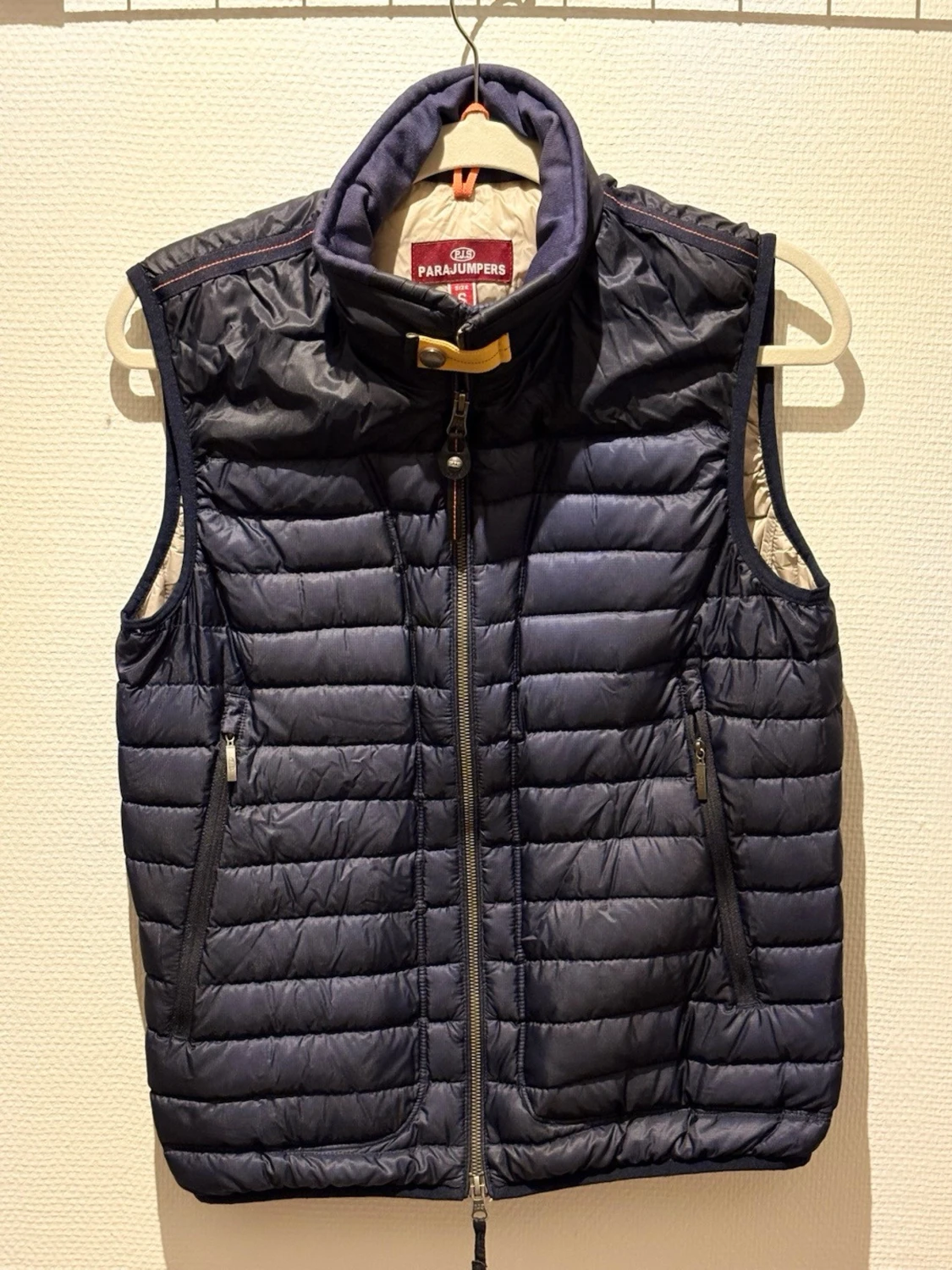 Marineblå dunväst från Parajumpers