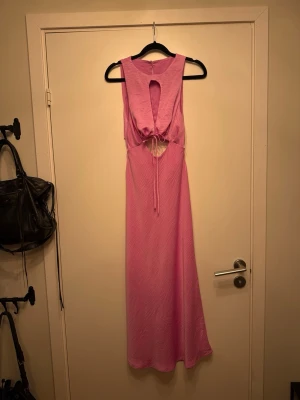 Rosa klänning - Använd endast ett fåtal gånger. Från ASOS Design. Köpt för 650 kr, säljes nu för 200 kr.  Pris kan alltid diskuteras! ❤️‍🔥☺️ 