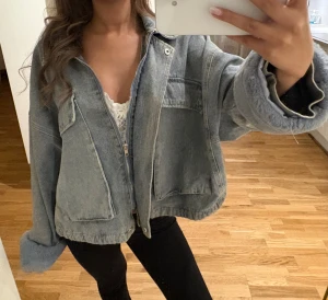 Jeans jacka med päls  - Jeans jacka med päls, storlek S🤍