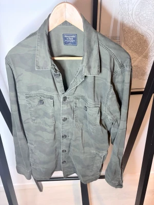 Camouflage overshirt från Abercrombie - Asfet overshirt från Abercrombie & Fitch i grönt camouflage-mönster. Kan tänka mig gå ner i pris vid snabb affär! Ha de bra! // Gidlöfs