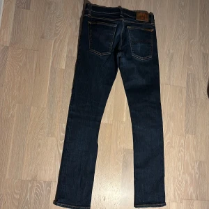 Mörkblå jeans från Nudie Jeans Co - Snygga mörkblå jeans från Nudie Jeans Co, fråga på👍