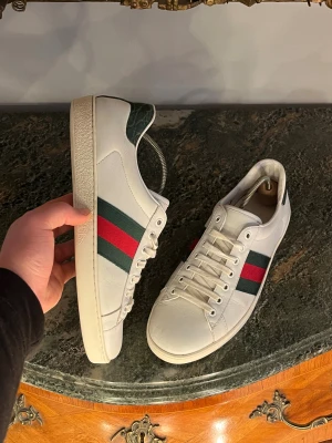 Gucci ace skor  - Gucci skor | Skick 9,5 | Nypris 9000kr mitt pris 1990 | Storlek 42,5 | Innermått 27,5cm | Hör av dig vid minsta fråga eller fundering📩
