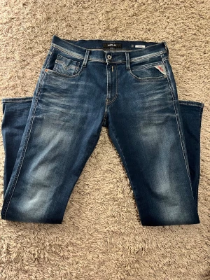 Replay Anbass jeans  - Tja säljer nu dessa Replay Anbass jeansen med sjuka fades👖😻 | Jeansen är en i grymt skick och storleken är W32 L32👌🏼| Vid frågor och funderingar är det bara att skriva👑