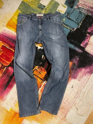 Blå jeans från Alberto T400 Denim - Säljer ett par klassiska blå jeans från Alberto i T400 Denim. Jeansen har fem fickor, raka ben och snygga kontrastsömmar. Märkespatch bak i midjan och modern fit. Perfekta för dig som gillar en tidlös och enkel stil.w38l34 men sitter som ett par w34l32
