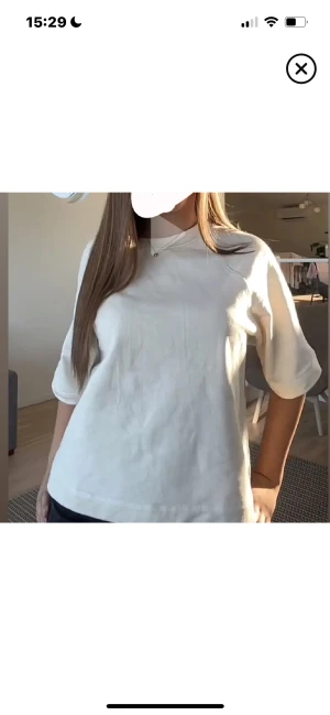 Vit t-shirt med trekvartsärm - vit t-shirt med trekvartsärm. T-shirten är gjord i  mjukt bomullstyg. Fint skick aldrig använd. 