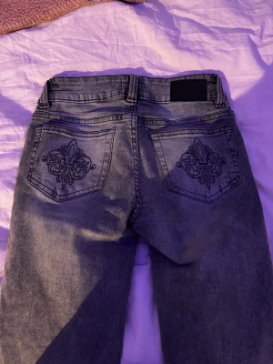 Lager 157 jeans gråa - snygga gråa jeans, säljer pga för korta för mig (165). andvända kanske 10 ggr? snyggt broderi på bakfickorna och dubbla knappar fram, annars inget märkvärdigt.  köpta för 450