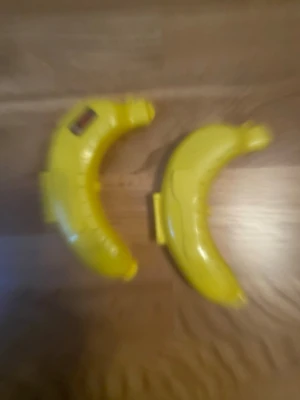 Banan fodral i plast 2st - Bilderna visar inga västar utan endast gula bananformade plastbehållare. Ingen väst finns till salu på dessa bilder.