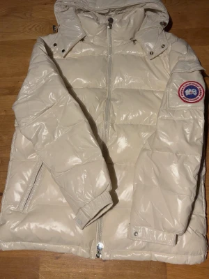 CG jacka - Säljer en sjukt fet jacka från CG, funkar bra till både vintern och våren. Storlek M, pris 999! 