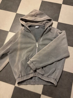 Peso zip up  - Peso zip up den är tung med hög kvalitets bomull.  100% bomull och bra dragkedja i stanles steal. Skriv om du är intresserad 