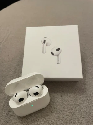 Apple AirPods gen 4 - Säljer ett par Apple AirPods 4 i mycket fint skick, som är 1:1 k.o.p på bästa kvalité.hellt oanvända och ny. Skickas samma dag!  Kontakta vid intresse😁