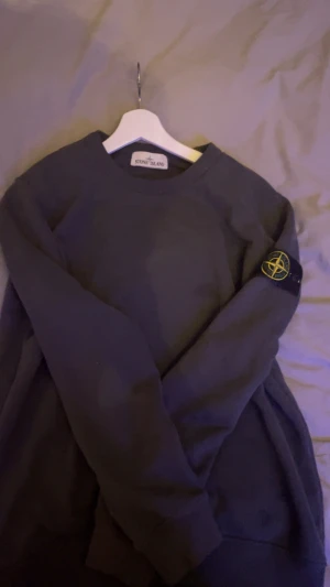 Svart Stone Island sweatshirt storlek S - En svart sweatshirt från Stone Island i storlek storlek S. Tillverkad i mjuk bomull för skön passform.