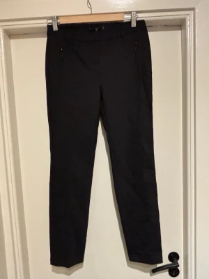 Svarta, kostymbyxor, slim. - Tvättråd: 30°