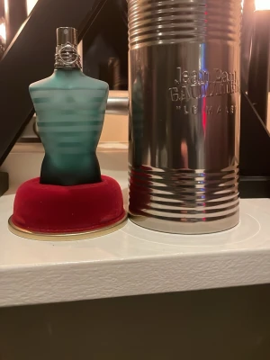 Jean Paul Gaultier Le Male parfym - Ikonisk parfym med unik flaska i form av en torso. Levereras i original metallburk. Perfekt för dig som vill sticka ut med en klassiker som syns i hyllan. Endast cirka 5 sprut tagna!