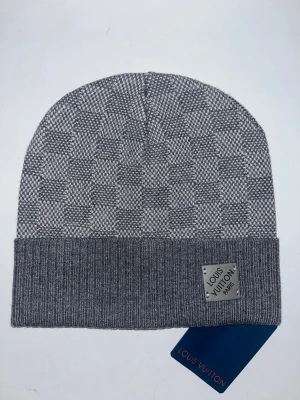 LV mössa - Säljer en helt ny och oanvänd LV mössa i storlek One Size