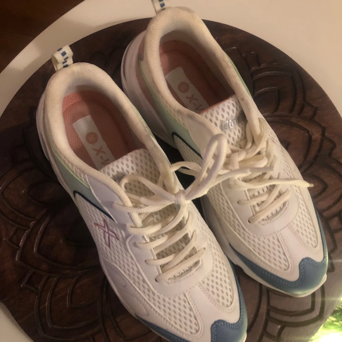 Vita chunky sneakers med pastell - 2