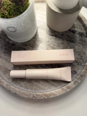 CAIA Super Sleek fly away gel - Helt ny produkt från Caias kalender. Tar ner små hår i olika frisyrer. Praktiskt för den som brukar ha svans, flätor med mera. Nypris: 195 kr. Hör gärna av dig vid frågor🤍