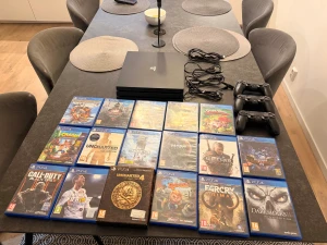 PlayStation 4 Pro med 17 spel och 3 kontroller - Säljer min PlayStation 4 Pro tillsammans med: 🎮 3 st handkontroller 🔌 USB‑kabel (micro‑USB) 🎮 17 spel ingår