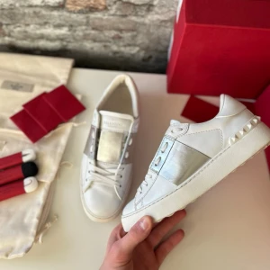 Valentino open skor - Mycket bra skick, nästan helt nya, endast testade några få gånger! Nypris ca 5000kr. Storlek 36.  Skolåda medföljer. Självklart äkta - kolla bara recensionerna! Skriv för mer information🤝