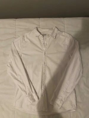 Holistor skjorta  - Det är ett vit hollistor skjorta med storlek M, om du har några frågor smsa mig 