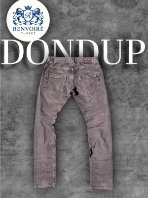 Slim fit Dondup - Snygga grå jeans från Dondup med klassisk femficksdesign och slim passform. Jeansen har en cool tvättad look!