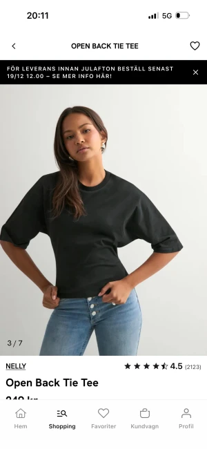 Svart topp med öppen rygg från Nelly - Svart topp i bomull med öppen rygg och bred knytning bak i midjan. Modellen har rund halsringning och halvlånga ärmar. Perfekt för dig som vill ha en enkel men ändå unik look.