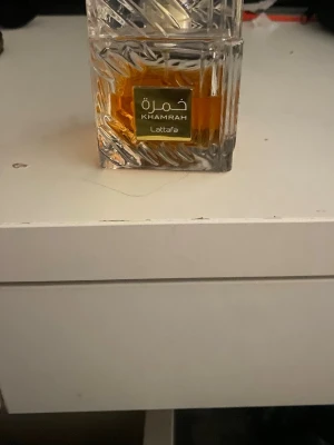 Lattafa khamrah  - Säljer min lattafa khamrah för 220krkr som jag köpte från Luxus.se för 580kr. Det finns 60ml+/100. Perfymen är unixes både för men och kvinnor. Kartongen medföljer. Priset är fast har redan sänkt mycke. Om du undrar nåt hör av mig.